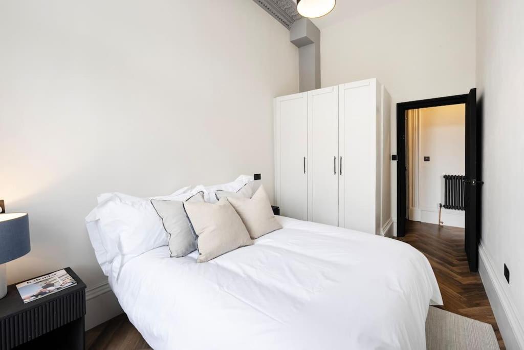 High End Free Parking Wifi Balcony Ensuite Cheltenham Exterior photo